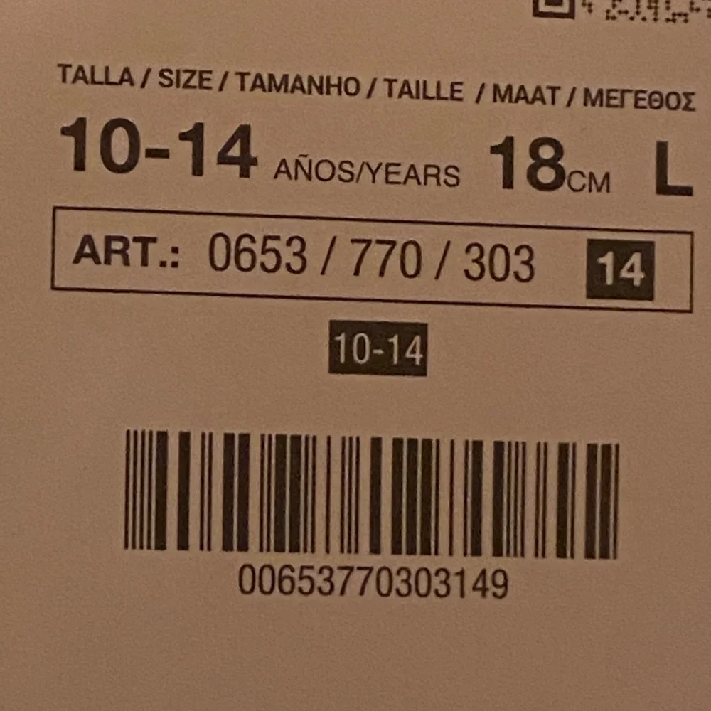 NWT. Zara Kids Cream Ribbed Knit Mittens. Size 10-14.